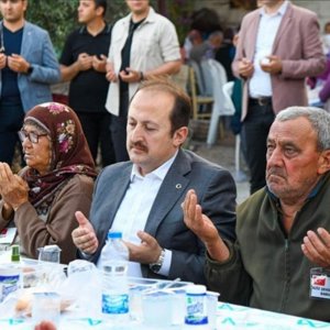 Şırnak Bestler Dereler Bölgesi’nde Şehit olan J.Uzm.Çvş.Serkan Ölmez'in #Tarsus'ta düzenlenen mevlit programına Valimiz Sn.Ali Hamza Pehlivan ile katıldık. Aziz Şehidimize Allah’tan rahmet,ailemize sabır diliyoruz.🇹🇷  - fotoğraf 4
