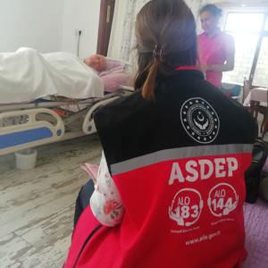 Aralıksız devam ettiğimiz ulusal hane ziyaretlerimizde, vatandaşlarımızı ihtiyaç duydukları hizmet modellerimizden yararlandırıyor,diğer kamu kurumları hakkında rehberlik ve yönlendirme yapıyoruz.   📍 Silifke  - fotoğraf 1