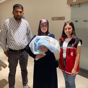 Depremzede İbrahim Ethem bebeğimizi  ailesine kavuşturmanın heyecanını ve mutluluğunu yaşıyoruz. Bebeğimize ve ailesine sağlıklı bir ömür diliyoruz. - fotoğraf 1