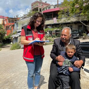 Aralıksız devam ettiğimiz ulusal hane ziyaretlerimizde, vatandaşlarımızı ihtiyaç duydukları hizmet modellerimizden yararlandırıyor, diğer kamu kurumları hakkında rehberlik ve yönlendirme yapıyoruz.     📍Mezitli - fotoğraf 1