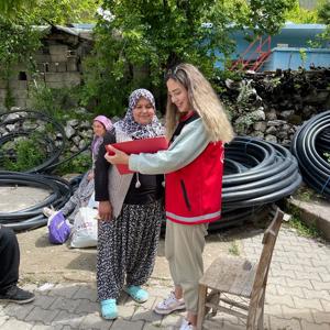Aralıksız devam ettiğimiz ulusal hane ziyaretlerimizde, vatandaşlarımızı ihtiyaç duydukları hizmet modellerimizden yararlandırıyor, diğer kamu kurumları hakkında rehberlik ve yönlendirme yapıyoruz.     📍Mezitli - fotoğraf 3