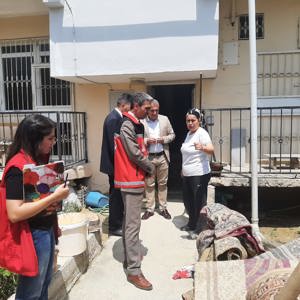 #Akdeniz ilçemizde ekiplerimizle, yoğun yağıştan etkilenen vatandaşlarımıza yönelik ihtiyaç tespiti ve #PsikososyalDestek için saha çalışmalarımızı sürdürüyoruz.    📍Akdeniz - fotoğraf 1