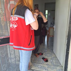 #Akdeniz ilçemizde ekiplerimizle, yoğun yağıştan etkilenen Müfide İlhan ve Huzurkent Mahallelerimizde, vatandaşlarımıza yönelik ihtiyaç tespiti ve #PsikososyalDestek için saha çalışmalarımıza devam ediyoruz.    📍Akdeniz - fotoğraf 1