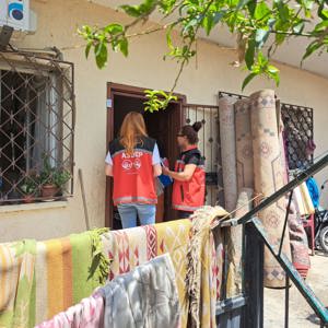 #Akdeniz ilçemizde ekiplerimizle, yoğun yağıştan etkilenen Müfide İlhan ve Huzurkent Mahallelerimizde, vatandaşlarımıza yönelik ihtiyaç tespiti ve #PsikososyalDestek için saha çalışmalarımıza devam ediyoruz.    📍Akdeniz - fotoğraf 2