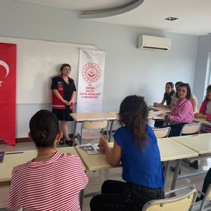 İl Müdürlüğümüz Kreş Birimi ve #MersinŞÖNİM işbirliğinde Özel Kreş ve Gündüz Bakımevleri ile Çocuk Kulübü personellerine "Kadına Yönelik Şiddetle Mücadele" eğitimlerimiz devam ediyor.   📍 Yenişehir  - fotoğraf 1
