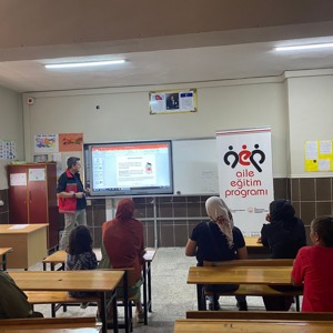 #AkdenizSHM, Saadettin Bey  İlköğretim Okulu'nda eğitim gören roman öğrencilerin velilerine, ''Erken Yaşta ve Zorla Evlilikle Mücadele Eğitimi'' ile ''Kadına Yönelik Şiddetle Mücadele'' konularında eğitim düzenlenmiştir.  - fotoğraf 1