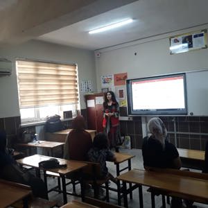 #AkdenizSHM, Saadettin Bey  İlköğretim Okulu'nda eğitim gören roman öğrencilerin velilerine, ''Erken Yaşta ve Zorla Evlilikle Mücadele Eğitimi'' ile ''Kadına Yönelik Şiddetle Mücadele'' konularında eğitim düzenlenmiştir.  - fotoğraf 2