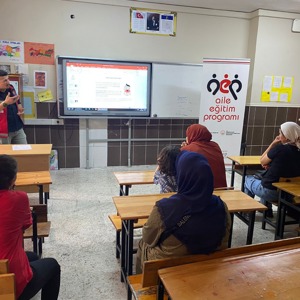 #AkdenizSHM, Saadettin Bey  İlköğretim Okulu'nda eğitim gören roman öğrencilerin velilerine, ''Erken Yaşta ve Zorla Evlilikle Mücadele Eğitimi'' ile ''Kadına Yönelik Şiddetle Mücadele'' konularında eğitim düzenlenmiştir.  - fotoğraf 3