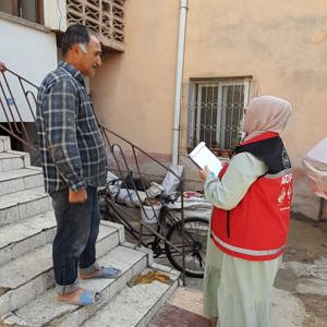 #Toroslar ilçemizde ekiplerimizle, yoğun yağıştan etkilenen Yalınayak,Selçuklar ve Çopurlu Mahallelerimizde, vatandaşlarımıza yönelik ihtiyaç tespiti ve #PsikososyalDestek için saha çalışmalarımıza devam ediyoruz.   - fotoğraf 3