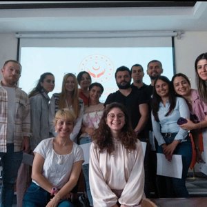 Afetten etkilenen vatandaşlarımıza hizmet eden #PsikoSosyalDestek ekiplerimize 'Çalışana Destek Uygulaması'nın ilkini #MezitliSHM'de gerçekleştirdik.  - fotoğraf 1