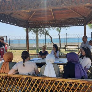 Afetten etkilenen vatandaşlarımıza hizmet eden #PsikoSosyalDestek ekiplerimize 'Çalışana Destek Uygulaması'na devam ediyoruz. Bugün #ErdemliSHM'deyiz.  - fotoğraf 4