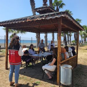 Afetten etkilenen vatandaşlarımıza hizmet eden #PsikoSosyalDestek ekiplerimize 'Çalışana Destek Uygulaması'na devam ediyoruz. Bugün #ErdemliSHM'deyiz.  - fotoğraf 3