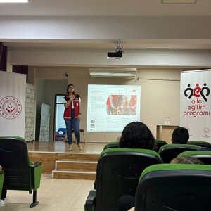 #YenişehirSHM, Mahmut Arslan Anadolu Lisesi öğrencilerine yönelik ''6284 Sayılı Kanun ve Kadına Yönelik Şiddetle Mücadele '' konularında eğitim düzenledi. #KADES uygulaması ve ALO 183 hattı hakkında bilgilendirme yaptı. - fotoğraf 3