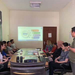 İl Müdürlüğümüz, Mersin Şiddet Önleme ve İzleme Merkezi (ŞÖNİM) personellerine yönelik "Afet ve Acil Durum" eğitimi vermiştir.  - fotoğraf 1