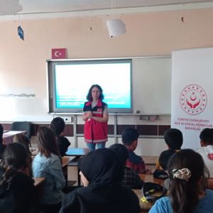 #AnamurSHM, Şehit Sedat Yabalak Ortaokulu öğrencilerine yönelik "Mahremiyet ve Dijital Bağımlılıkla Mücadele" eğitimi verdi. - fotoğraf 1