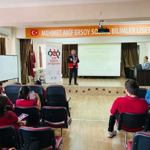 #YenişehirSHM, Mehmet Akif Ersoy Sosyal Bilimler Lisesi öğrencilerine yönelik ''6284 Sayılı Kanun, Aile İçi İletişim'' konularında eğitim düzenledi.  - fotoğraf 2