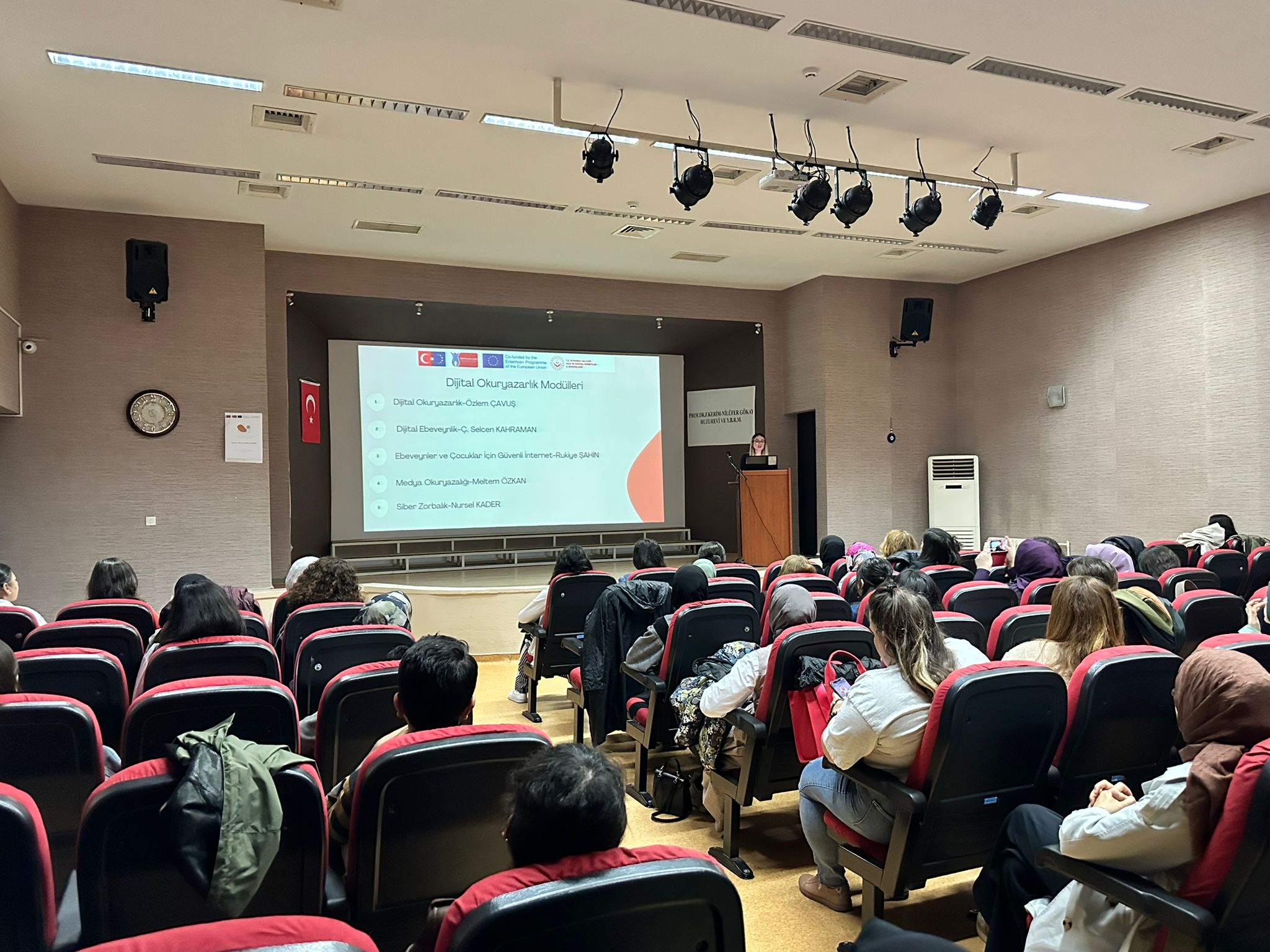 Dijital Dünyada Daha Güçlü Kadınlar Projesi Kapsamında "Dijital Okuryazarlık Eğitimi" Gerçekleştirildi