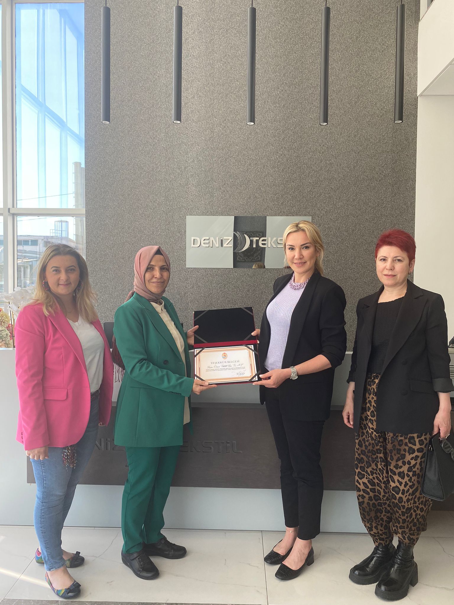 Kadına Yönelik Şiddetle Mücadele alanında çalışmalarından dolayı Deniz Tekstile teşekkür belgesi verildi.