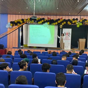 #YenişehirSHM, Şevket Pozcu Anadolu Lisesi öğrencilerine yönelik  ''Kadına Yönelik Şiddetle Mücadele,Aile İçi İletişim, Dijital Bağımlılık'' konularında eğitim vermiştir. KADES uygulaması ve Alo 183 hattı hakkında rehberlik yapmıştır. - fotoğraf 1