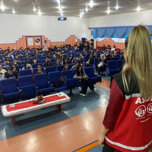 #YenişehirSHM, Şevket Pozcu Anadolu Lisesi öğrencilerine yönelik  ''Kadına Yönelik Şiddetle Mücadele,Aile İçi İletişim, Dijital Bağımlılık'' konularında eğitim vermiştir. KADES uygulaması ve Alo 183 hattı hakkında rehberlik yapmıştır. - fotoğraf 2