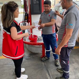 #YenişehirSHM,  ilçede bulunan benzin istasyonlarında ''Kadına Yönelik Şiddetle Mücadele'' hakkında broşür dağıtımı gerçekleştirdi. - fotoğraf 1