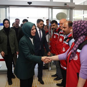 Aile ve Sosyal Hizmetler Bakanımız Mahinur Özdemir Göktaş, İlk Ziyaretini Deprem Felaketi Yaşayan Kahramanmaraş'a Yaptı - fotoğraf 5
