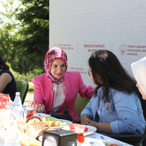 Bakanımız Göktaş, Saray Engelsiz Yaşam Bakım ve Rehabilitasyon Merkezi Sakinleriyle Kahvaltıda Bir Araya Geldi - fotoğraf 3