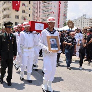 Pençe-Kilit Harekatı Bölgesi’nde Şehit olan Kahraman Mehmetçiğimiz  P.Uzm.Çvş.Halil Şahin'i #Erdemli İlçemizde dualarla ebediyete uğurladık.  Aziz şehidimize Allah’tan rahmet,ailemize,milletimize sabır diliyoruz.🇹🇷  - fotoğraf 1