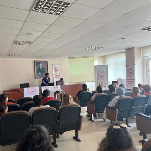 #MezitliSHM, Aile Destek Merkezi (ADEM) ve Sosyal Dayanışma Merkezi (SODAM) kursiyerlerine yönelik "Bakanlığımızın Hizmetlerinin Anlatımı" konulu eğitim verdi. - fotoğraf 2