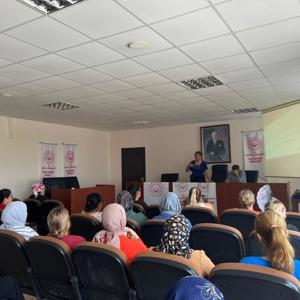#MezitliSHM, Aile Destek Merkezi (ADEM) ve Sosyal Dayanışma Merkezi (SODAM) kursiyerlerine yönelik "Bakanlığımızın Hizmetlerinin Anlatımı" konulu eğitim verdi. - fotoğraf 3