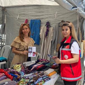 #YenişehirSHM, ilçe sınırlarında bulunan halk pazarında ''Kadına Yönelik Şiddetle Mücadele ve #KADES Uygulaması'' hakkında rehberlik ve broşür dağıtımı gerçekleştirdi. - fotoğraf 1