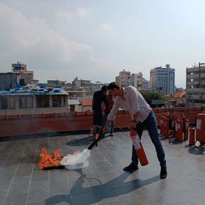 AFAD ekipleri tarafından İl Müdürlüğü personellerimize afetlerin önlenmesi, afet sonrası planlama ve koordinasyon hakkında eğitim ve yangın söndürme tatbikatı yapıldı. - fotoğraf 3