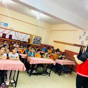 #ErdemliSHM, Hürriyet İlkokulu öğrencilerine yönelik ''Ekolojik Okuryazarlık ve Teknoloji Bağımlılığı'' konularında eğitim verdi. Ayrıca okul idarecileri ve öğretmenlerini #ÇocuklarGüvendeProgramı hakkında bilgilendirdi.  - fotoğraf 1