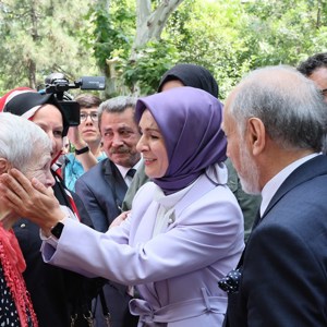 Minister of Family and Social Services Göktaş Met with Residents of Darulaceze and Nursing Home - fotoğraf 3