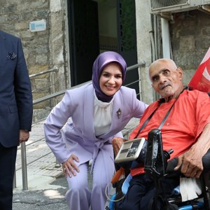 Minister of Family and Social Services Göktaş Met with Residents of Darulaceze and Nursing Home - fotoğraf 4