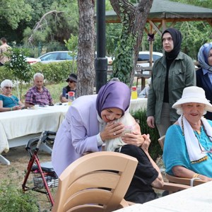 Minister of Family and Social Services Göktaş Met with Residents of Darulaceze and Nursing Home - fotoğraf 8