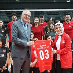 Bakanımız Göktaş’tan Avrupa ve Balkan Şampiyonalarına Hazırlanan Genç Milli Voleybol Takımları Oyuncularına Ziyaret - fotoğraf 1