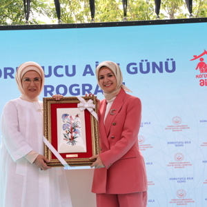 Emine Erdoğan Hanımefendi ve Bakanımız Mahinur Özdemir Göktaş Koruyucu Aile Günü Programına Katıldı - fotoğraf 4