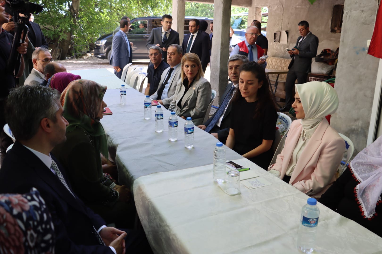 Sayın Bakanımız Mahinur Özdemir Göktaş, 6 Şubat Kahramanmaraş merkezli depremlerde annesi ve babasını kaybeden mesai arkadaşımız Kübra Ataş'a taziye ziyaretinde bulundu.