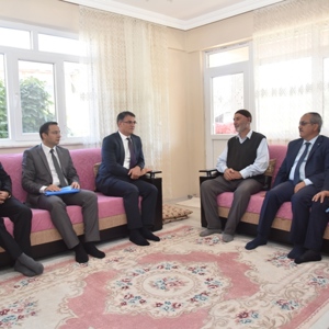İl Müdürümüz Mahmut ÖZDEMİR, Şehit Jandarma Er Mustafa Yıldırım’ın Ailesini Ziyaret Etti - fotoğraf 1
