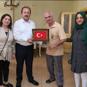 Piyade Asteğmen olarak görev bölgesine giderken Gaziantep’in İslahiye ilçesinde yaşanan trafik kazası sonucu Gazi olan Soner Yamanel ve kıymetli ailesini Mezitli İlçesindeki ikametlerinde, Valimiz Sn.Ali Hamza Pehlivan ile ziyaret ettik,bayramlarını kutladık.  - fotoğraf 1