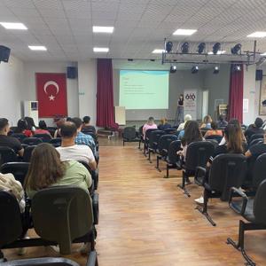 #AkdenizSHM, Mersin Halk Eğitim Merkezi kursiyer ve eğitmenlerine yönelik ''İletişim Becerileri, Aile İçi İletişim, Stres Yönetimi, Çatışma Çözme Becerileri'' konularında eğitim verdi.  - fotoğraf 1