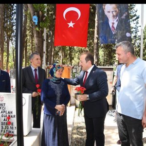Kutsal vatan toprağını korumak için canını siper eden kahraman şehitlerimizi,çok kıymetli şehit ailelerimiz,il protokolü ve Valimiz Sn.Ali Hamza Pehlivan'ın da katılımıyla Şehitlikte dualarla andık.Aziz şehitlerimizin ruhları şad olsun. - fotoğraf 2