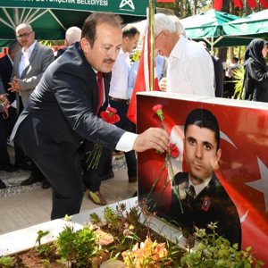 Kutsal vatan toprağını korumak için canını siper eden kahraman şehitlerimizi,çok kıymetli şehit ailelerimiz,il protokolü ve Valimiz Sn.Ali Hamza Pehlivan'ın da katılımıyla Şehitlikte dualarla andık.Aziz şehitlerimizin ruhları şad olsun. - fotoğraf 4