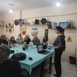 #AkdenizSHM, Aile Destek Merkezi (ADEM) kursiyerlerine yönelik "Erken Yaşta Zorla Evlilik ve Kadına Karşı Şiddetle Mücadele Eğitimi" konularında eğitim vermiştir. - fotoğraf 1