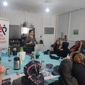 #AkdenizSHM, Aile Destek Merkezi (ADEM) kursiyerlerine yönelik "Erken Yaşta Zorla Evlilik ve Kadına Karşı Şiddetle Mücadele Eğitimi" konularında eğitim vermiştir. - fotoğraf 3
