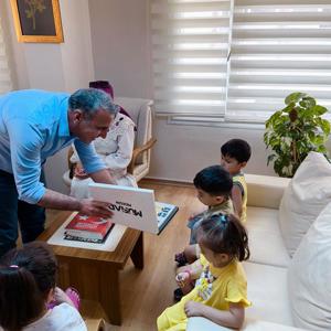 #AşureGünü'nde Sevimli Mucitler Kreş'in minik kalpleri il müdürlüğümüzü ziyaret ederek kendi yaptıkları aşureleri ikram ettiler. Bütün çocuklarımıza kendileri gibi güzel ve hayırlı bir 'ömür' diliyoruz.  - fotoğraf 3