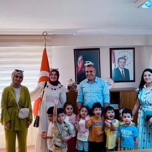 #AşureGünü'nde Sevimli Mucitler Kreş'in minik kalpleri il müdürlüğümüzü ziyaret ederek kendi yaptıkları aşureleri ikram ettiler. Bütün çocuklarımıza kendileri gibi güzel ve hayırlı bir 'ömür' diliyoruz.  - fotoğraf 2