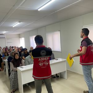 Konteyner Kentte kalan vatandaşlara yönelik "Bakanlığımız Sosyal Hizmet Modelleri, Sosyal Yardımlar, Engelli ve Yaşlı Hakları" konularında #PsikoSosyalDestek ekiplerimiz tarafından bilgilendirme eğitimi düzenlendi. - fotoğraf 1