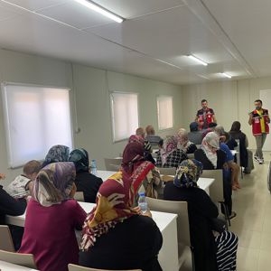 Konteyner Kentte kalan vatandaşlara yönelik "Bakanlığımız Sosyal Hizmet Modelleri, Sosyal Yardımlar, Engelli ve Yaşlı Hakları" konularında #PsikoSosyalDestek ekiplerimiz tarafından bilgilendirme eğitimi düzenlendi. - fotoğraf 2